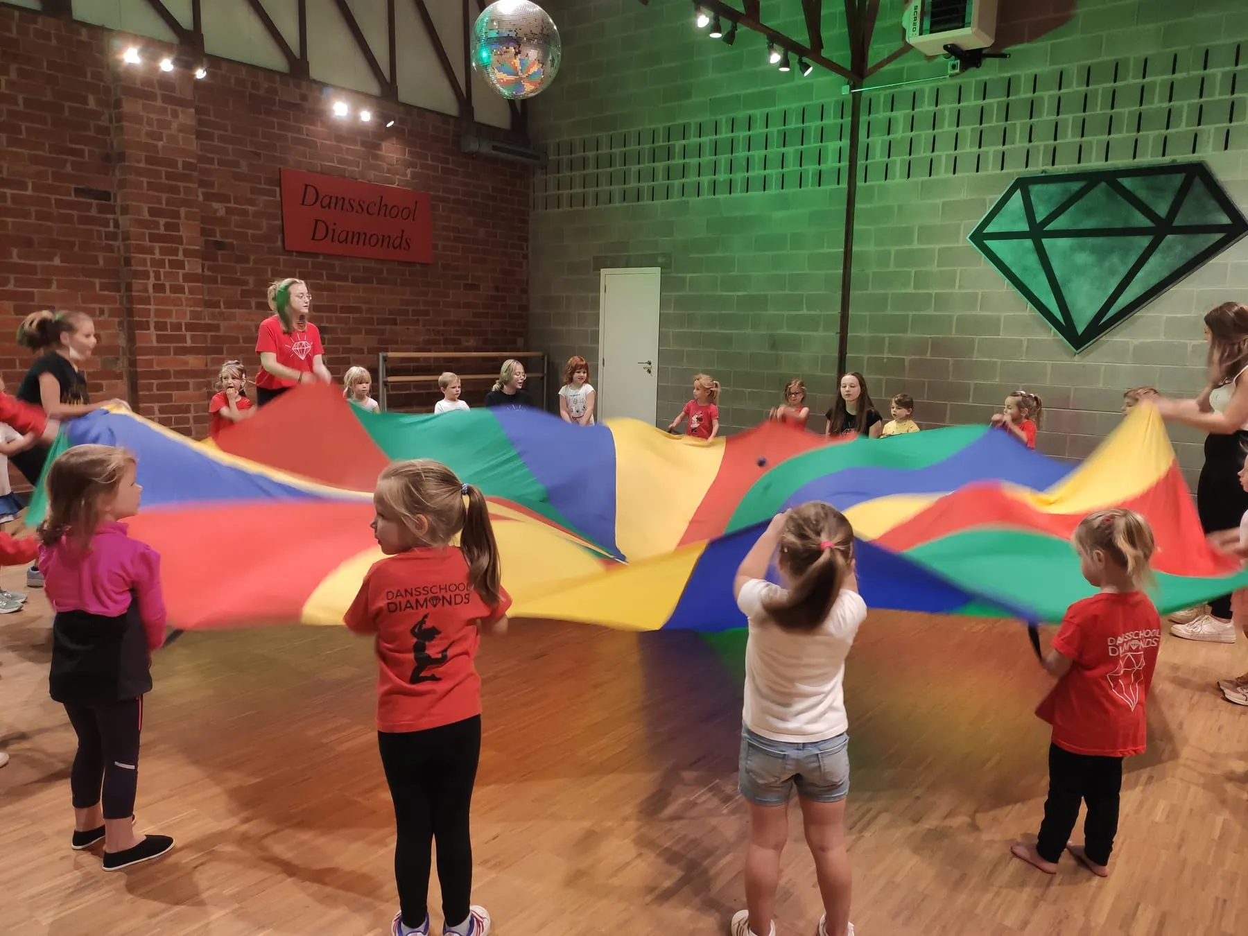Kinderen dansen samen in de danszaal van Diamonds