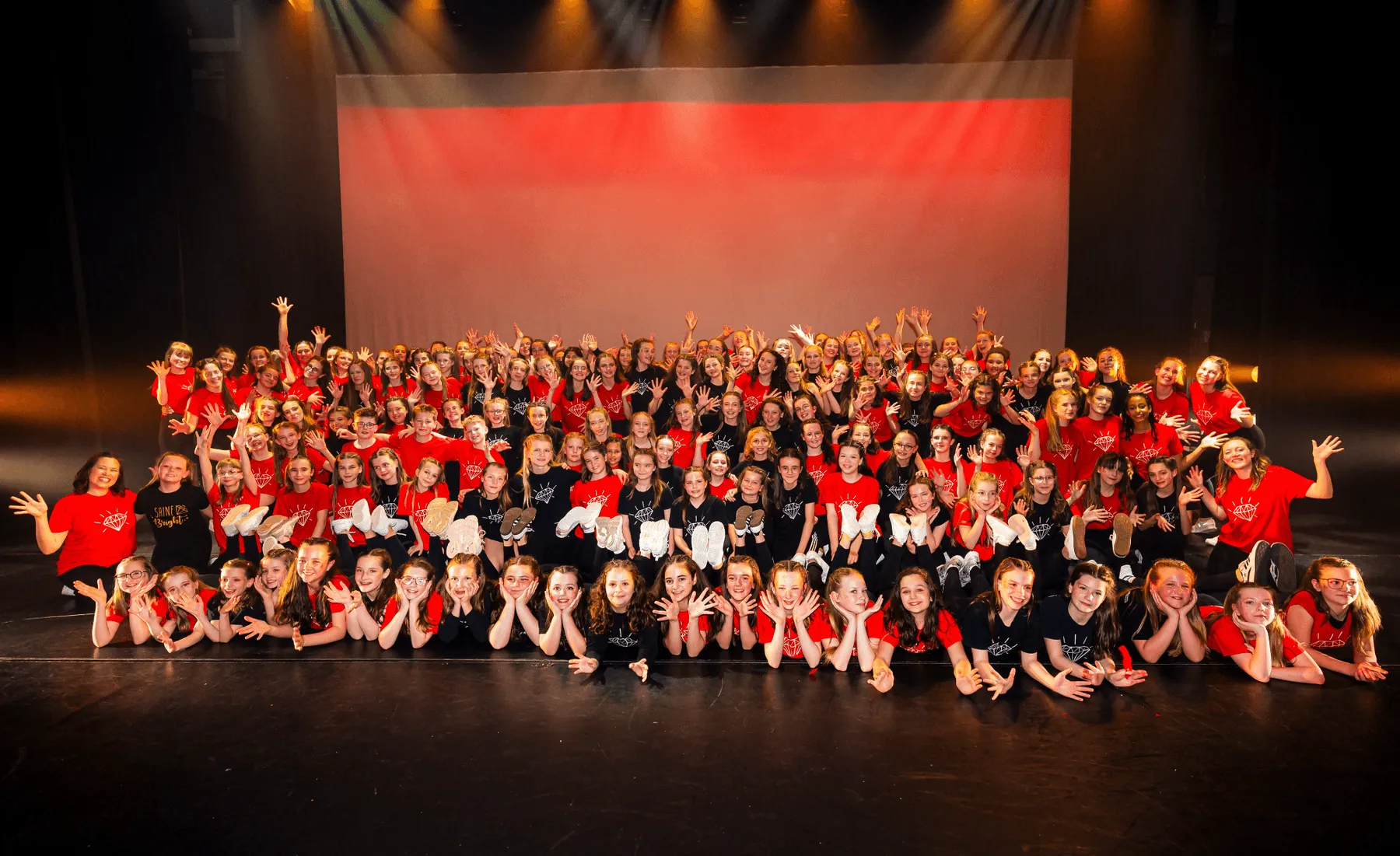 Dansers van Dansschool Diamonds op het podium tijdens de jaarlijkse show